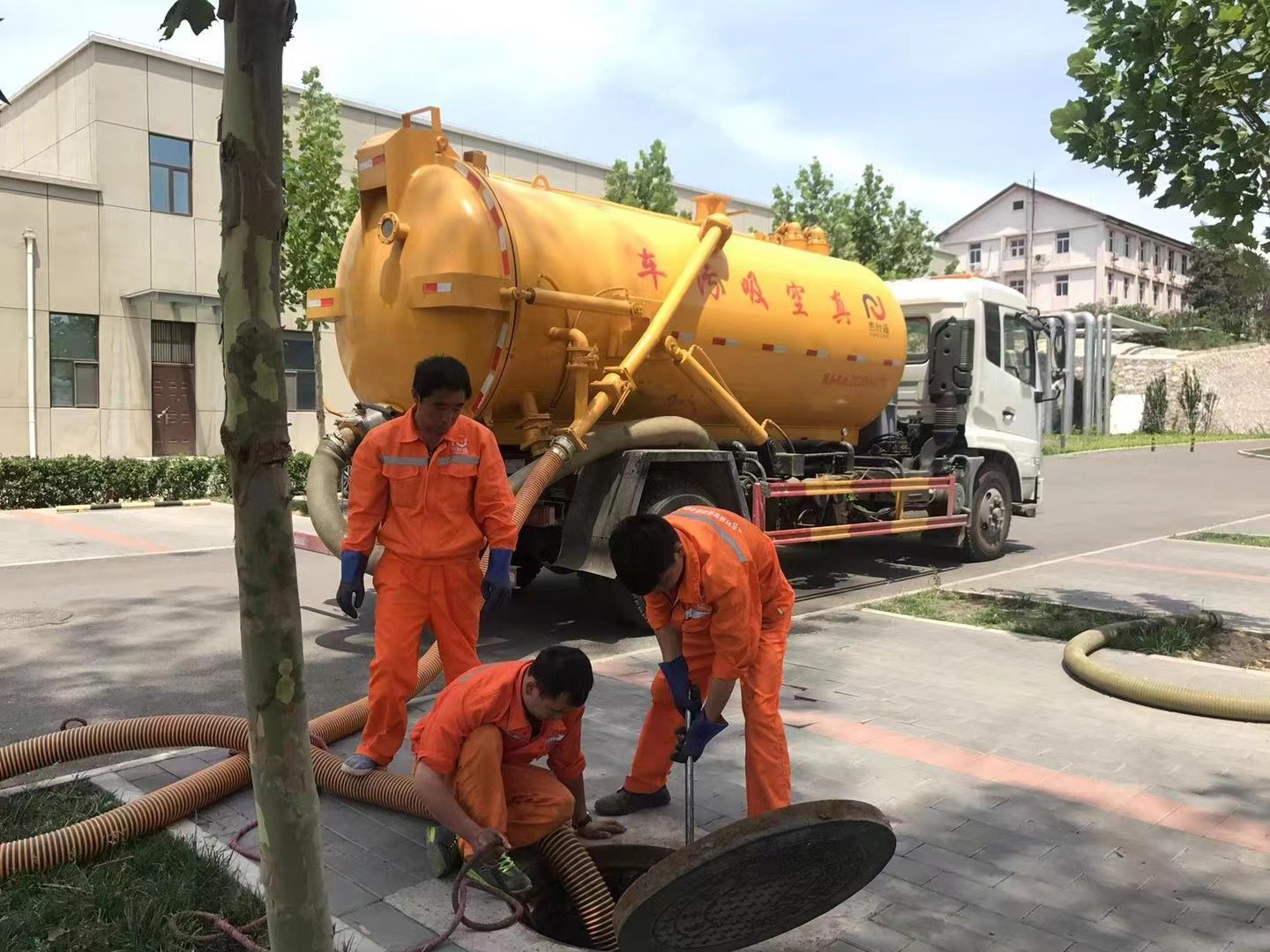 潞城管道疏通车停在窨井附近