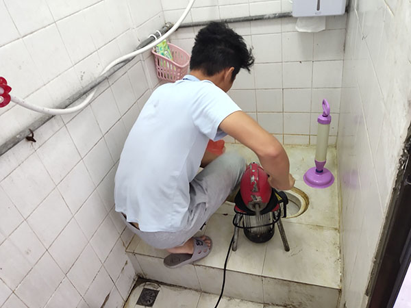 潞城管道堵塞冒臭气 专业师傅现场解决问题